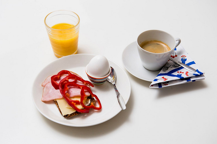 Proteiinipitoinen aamiainen, voileipä, kananmuna, appelsiinimehu ja kahvi