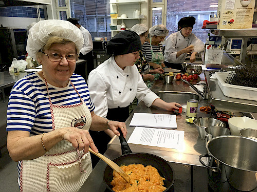 LRSO ja kokkiopiskelijat keittiössä